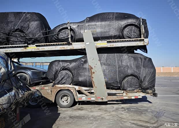 小米“昆仑”增程SUV谍照 首次与小米YU7同框 大型SUV尺寸