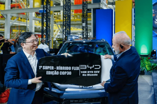 比亚迪第1400万辆新能源车在巴西工厂下线！王传福将新能源汽车―宋Pro，赠予巴西总统卢拉